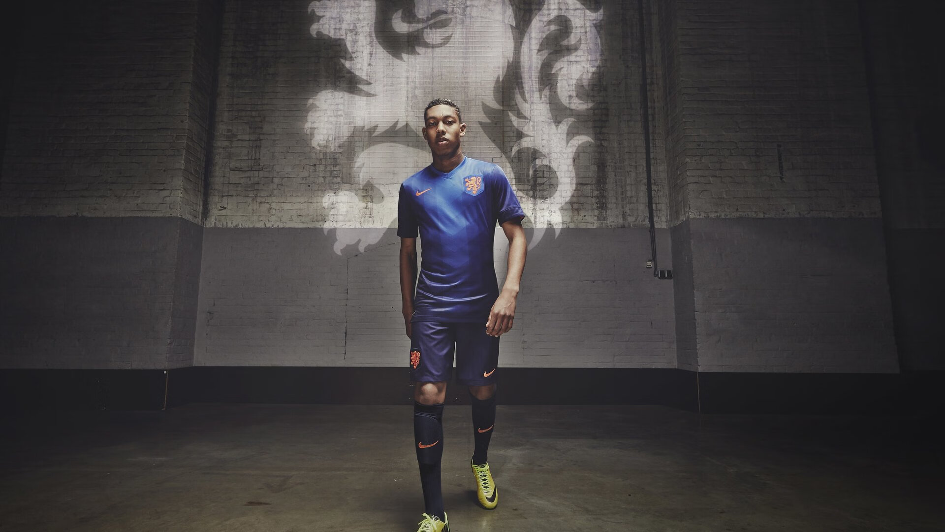 冠军球队球员参与反兴奋剂宣传活动倡导清洁竞技，运动员反兴奋剂标语